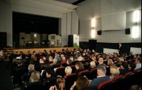 Tłum na premierze Teatru Bo Tak. 