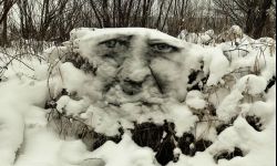 Ulotna sztuka w Sanoku. Andrejkow maluje sprayem śnieg