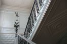 W rezydencji jekaterynburskiej Poklewskich ostały się schody, tynki i gdzieniegdzie sztukaterie. Fot. Anna Koniecka