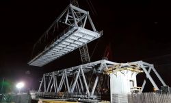 Kiedy my śpimy, na moście przy Wyzwolenia montują stalowe konstrukcje