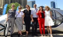 Aktorki, fotografka i projektant mody w samochodzie przyszłości