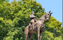 8-metrowy pomnik marszałka Piłsudskiego stanął na Placu Wolności