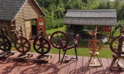 Niedziela w zagrodzie w Kolbuszowej. Przy kołowrotku i kole garncarskim