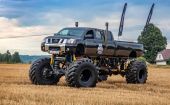 Największy na świecie monster truck na TSLA EXPO 2019