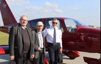 Ks. prof. Michał Heller za sterami samolotu Politechniki Rzeszowskiej