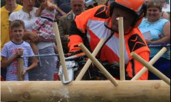 Mistrz drwali z Bieszczadów łańcuch piły zmienia w 8 sekund