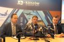 Od lewej: Władysław Ortyl, marszałek województwa; Rafał Milczarski, prezes zarządu PLL LOT; Adam Hamryszczak, prezes Portu Lotniczego Rzeszów-Jasionka. Fot. Natalia Chrapek