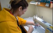 Teatr szyje maseczki dla Łańcuta. WHO zaleca, by wszyscy osłaniali twarz