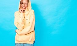 Markowe bluzy damskie - zobacz, jak je stylizować