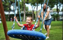 Domek na drzewie, huśtawka, bramki - jak urządzić plac zabaw w ogrodzie