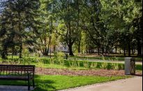 Park przy ul. Dąbrowskiego znów przypomina letni salon Rzeszowa