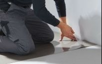 Jak poprawić komfort użytkowania winylowej podłogi? Stosując dźwiękochłonne maty