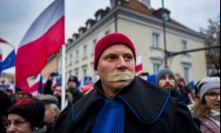 "Polityczna" wystawa Niedenthala trafi do innej rzeszowskiej galerii