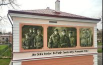 Skromne Święto Niepodległości. Mural z Orlętami i iluminacja na urzędzie