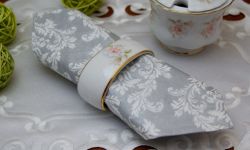 Stołowa gra światłem i kwiatem