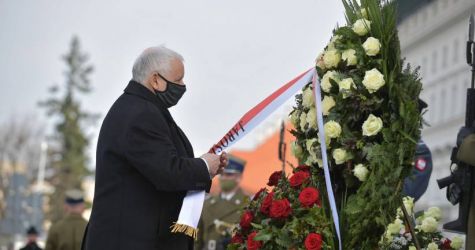 Premier, prezes PiS oraz marszałek Sejmu uczcili pamięć ofiar katastrofy smoleńskiej