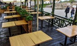 Od soboty czynne ogródki restauracyjne i więcej osób w pociągach, tramwajach, autobusach