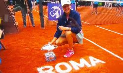 Iga Świątek w finale turnieju WTA w Rzymie rozbija Pliskovą bez straty gema.