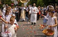 Bp Miziński: procesja Bożego Ciała jest wyznaniem wiary i zaproszeniem Boga do codzienności