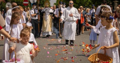 Bp Miziński: procesja Bożego Ciała jest wyznaniem wiary i zaproszeniem Boga do codzienności