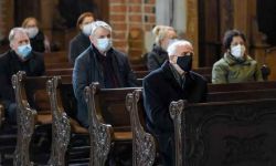 Premier: chcemy, żeby w kościołach mogła być wypełniona połowa miejsc