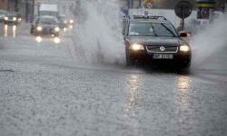 Stołeczna policja: fatalne warunki pogodowe; dbajmy o bezpieczeństwo