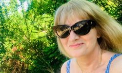 Białe kłamstwo w czarnej szacie. Felieton Magdy Louis