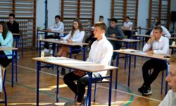 Ósmoklasiści zdobyli średnio 60 proc. punktów z polskiego i 47 proc. z matematyki