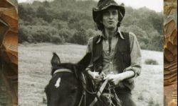 Pamiątkowa ławeczka Jędrka Połoniny stanie w Komańczy