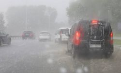 W nocy burze, ulewny deszcz i bardzo silny wiatr