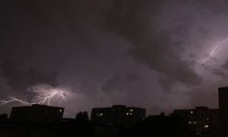 W nocy gwałtowne burze z ulewnym deszczem, możliwe trąby powietrzne