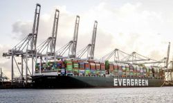 Holandia: kontenerowiec, który blokował Kanał Sueski, dopłynął w końcu do Rotterdamu