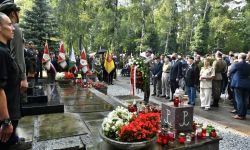 W godzinę "W" oddano hołd powstańcom warszawskim przed pomnikiem Gloria Victis