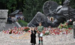 Uroczystości pod pomnikiem "Polegli Niepokonani" na Cmentarzu Powstańców Warszawy