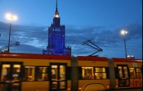 Nowy punkt szczepień w Warszawie - przed Pałacem Kultury i Nauki