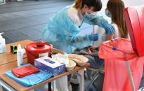 Sejm za wzrostem nakładów na zdrowie i karaniem atakujących personel punktów szczepień