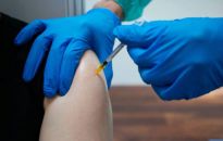 MZ: od piątku możliwe szczepienie nastolatków preparatem Spikevax od Moderny