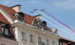 Święto wojska: samoloty nad pl. Piłsudskiego, wystawa sprzętu na ziemi