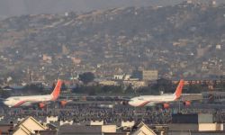 Afganistan: chaos przed lotniskiem w Kabulu, talibowie biją uciekinierów i strzelają w powietrze