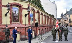 We Wrocławiu odsłonięto tablicę poświęconą prezydentowi Lechowi Kaczyńskiemu
