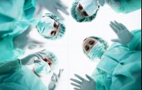 Pierwsi absolwenci medycyny na UR odbierają dyplomy