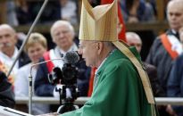 Abp Jędraszewski: próbuje się stosować perfidne metody nacisku obiecując pieniądze za to, abyśmy odeszli od Bożego prawa