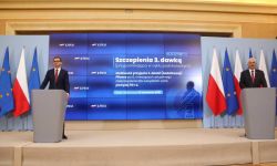 Premier: osoby po 50. roku życia i medycy będą mogli otrzymać trzecią dawkę szczepionki