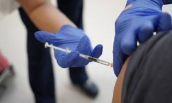 Rozpoczyna się rejestracja osób powyżej 50 lat i medyków na szczepienia trzecią dawką