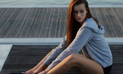 Jak złożyć bluzę z kapturem?