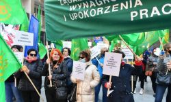 Warszawa: pikieta pracowników sfery budżetowej przed MRiPS