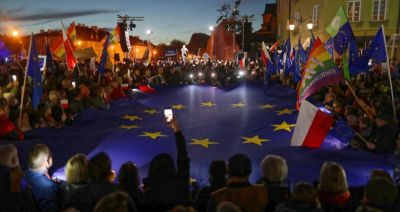 Warszawa: podczas przemarszu w kierunku Nowogrodzkiej policjant uderzony kamieniem, jedna osoba zatrzymana