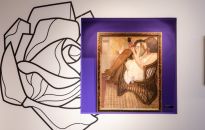 Alfons Karpiński z różami i kobietami czeka w Stalowej Woli