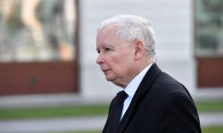 Kaczyński w "Gazecie Polskiej": są dwa fronty wojny hybrydowej - na granicy i w Warszawie