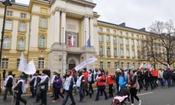 Warszawa: pod KPRM protestują pracownicy budżetówki